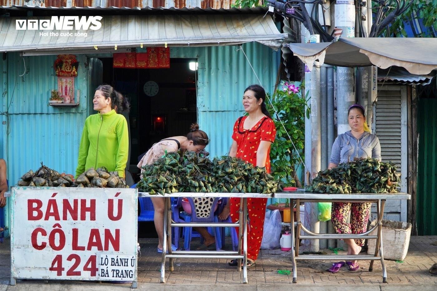 TP.HCM: Chen chân mua bánh đặc sản của người Hoa dịp Tết Đoan ngọ - Ảnh 2.