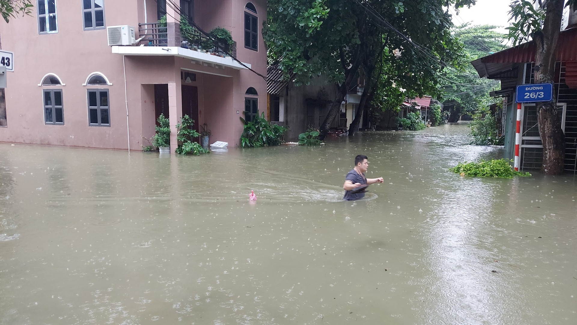 Mưa lũ bất ngờ, Hà Giang chìm trong biển nước, nhiều   khách du lịch phải bỏ lại xe máy- Ảnh 8.