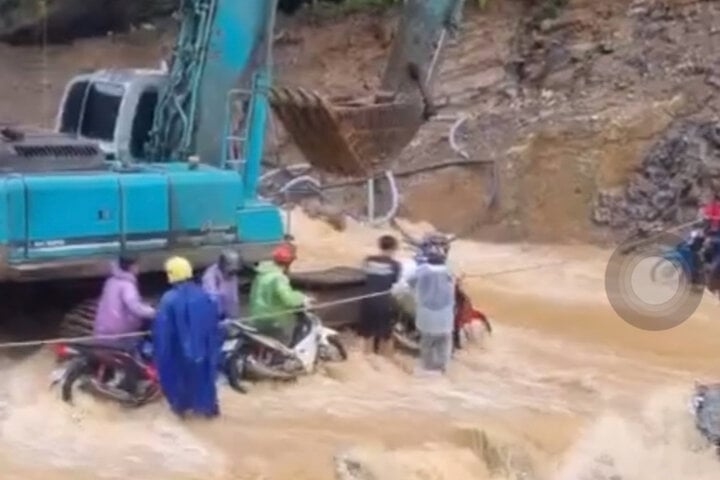 Mưa lũ bất ngờ, Hà Giang chìm trong biển nước, nhiều   khách du lịch phải bỏ lại xe máy- Ảnh 10.