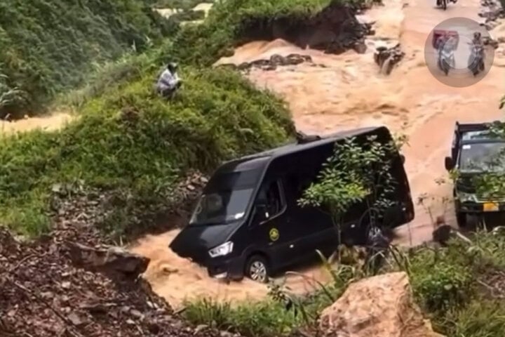 Mưa lũ bất ngờ, Hà Giang chìm trong biển nước, nhiều   khách du lịch phải bỏ lại xe máy- Ảnh 12.