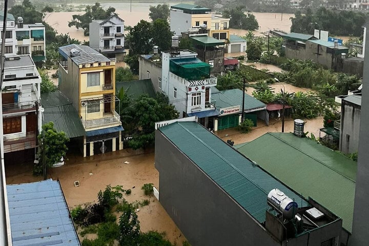 Mưa lũ bất ngờ, Hà Giang chìm trong biển nước, nhiều   khách du lịch phải bỏ lại xe máy- Ảnh 4.