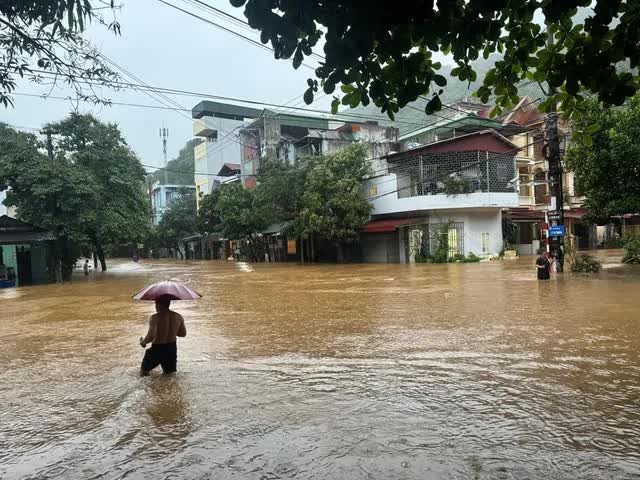 Mưa lũ bất ngờ, Hà Giang chìm trong biển nước, nhiều   khách du lịch phải bỏ lại xe máy- Ảnh 5.