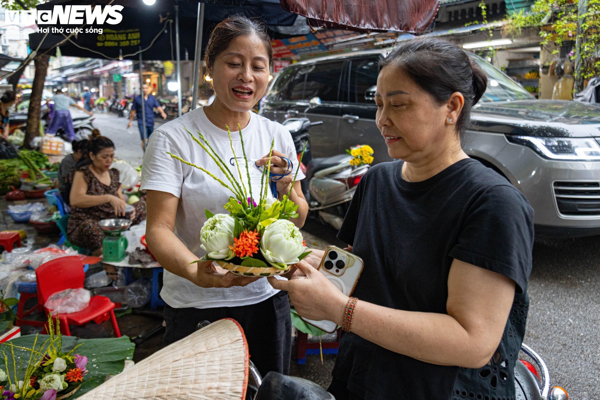 Người dân đội mưa đi sắm lễ trong ngày Tết Đoan Ngọ ở Hà Nội - Ảnh 9.