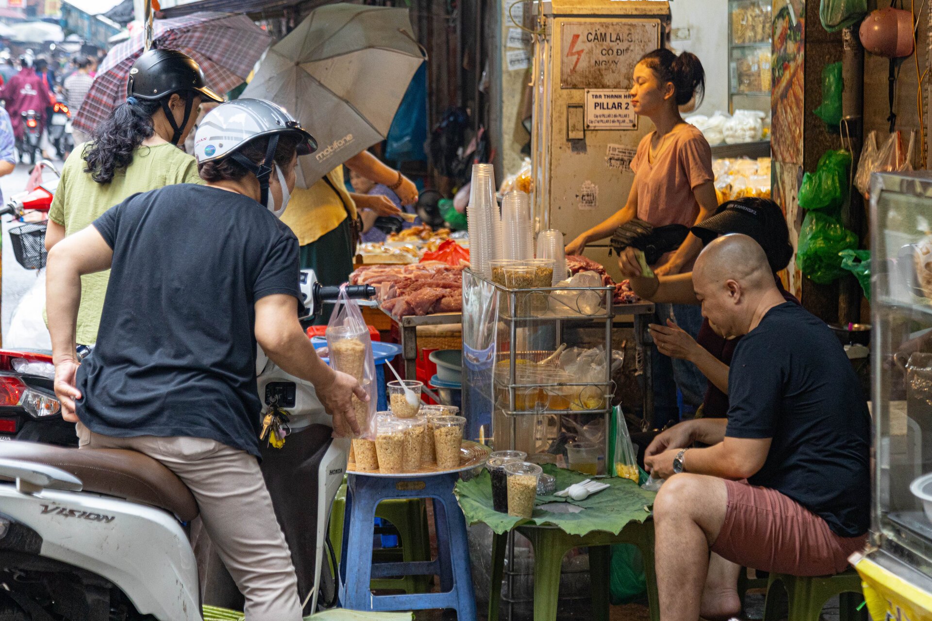 Người dân đội mưa đi sắm lễ trong ngày Tết Đoan Ngọ ở Hà Nội - Ảnh 16.