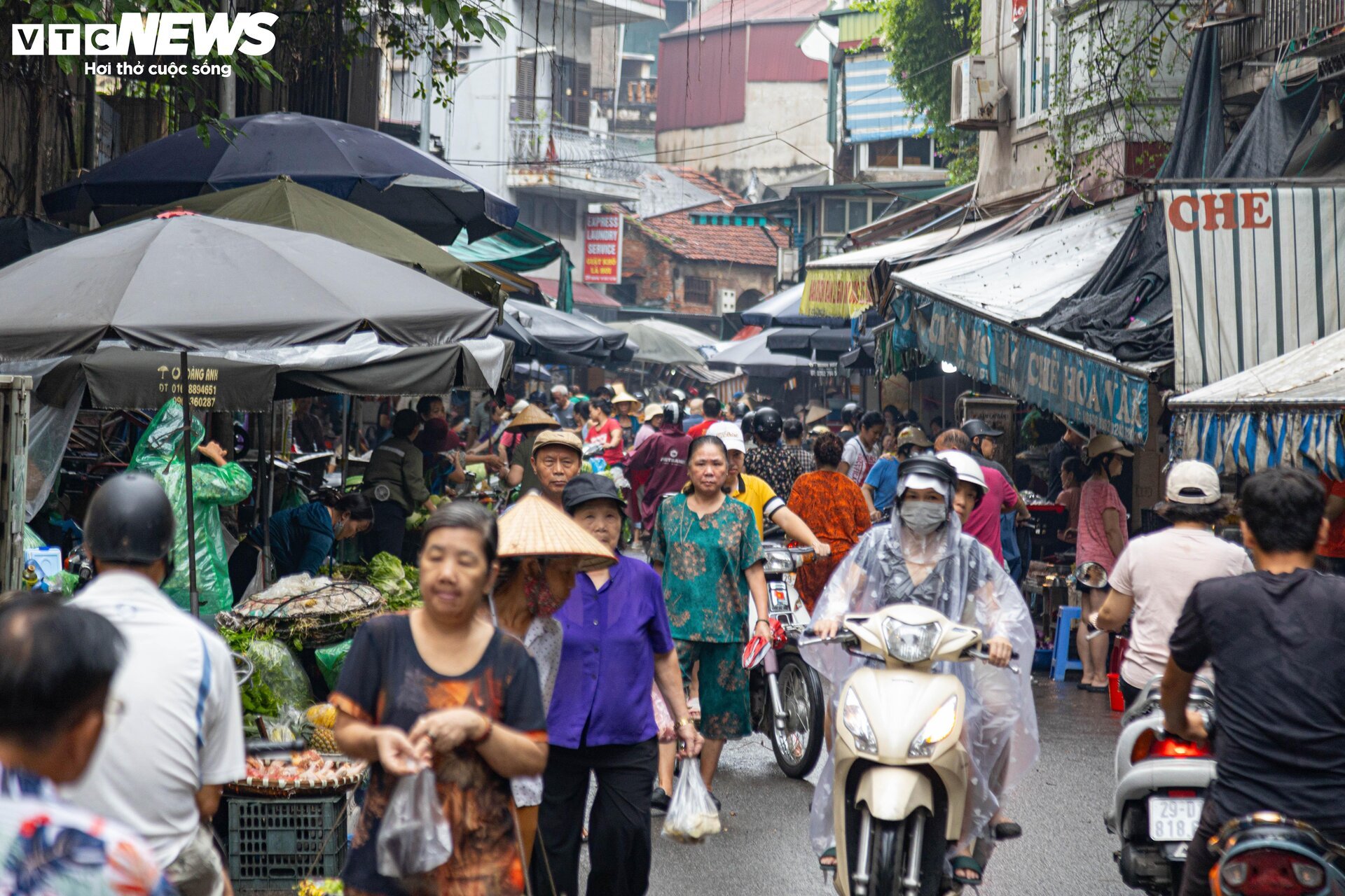 Người dân đội mưa đi sắm lễ trong ngày Tết Đoan Ngọ ở Hà Nội - Ảnh 15.