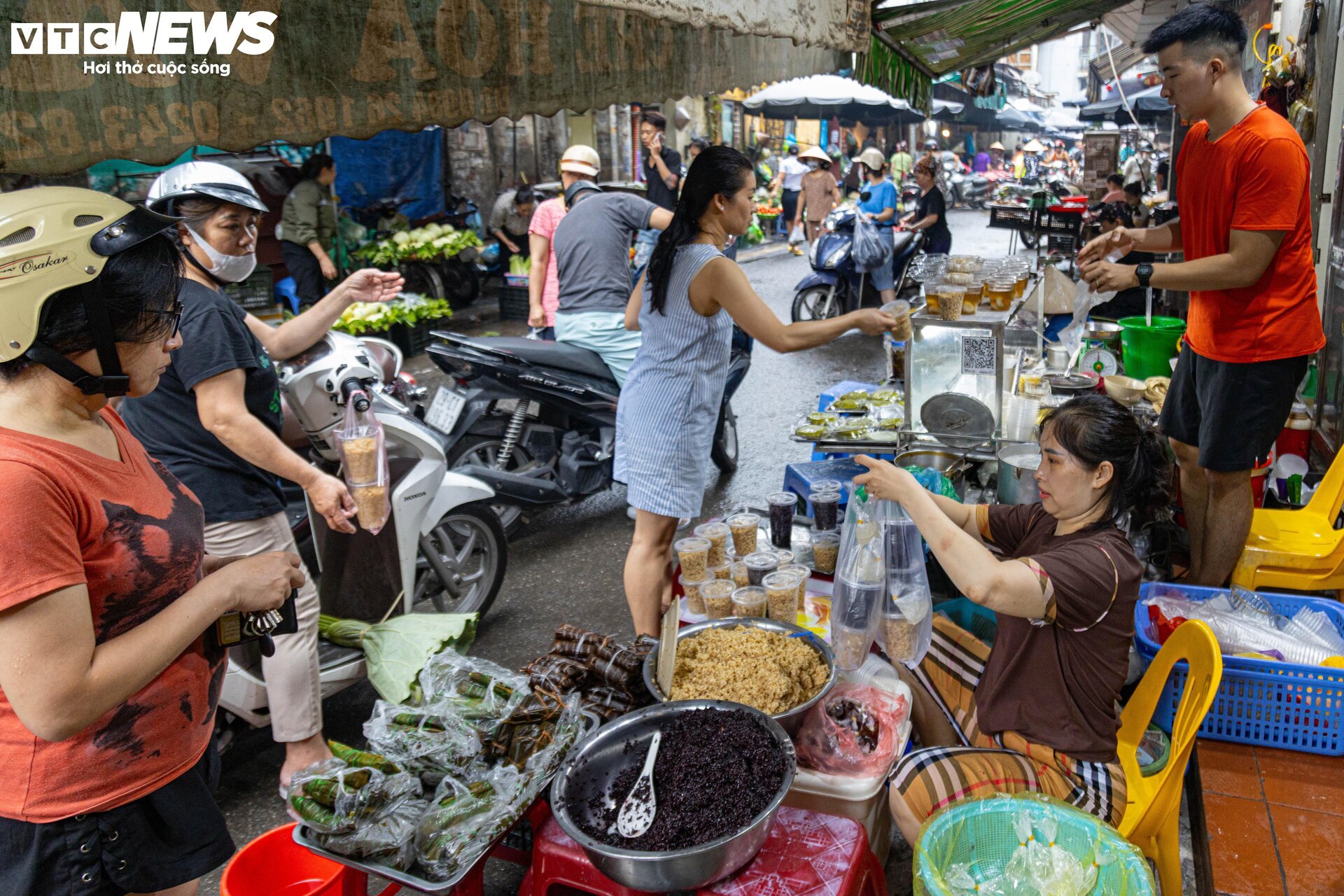 Người dân đội mưa đi sắm lễ trong ngày Tết Đoan Ngọ ở Hà Nội - Ảnh 18.