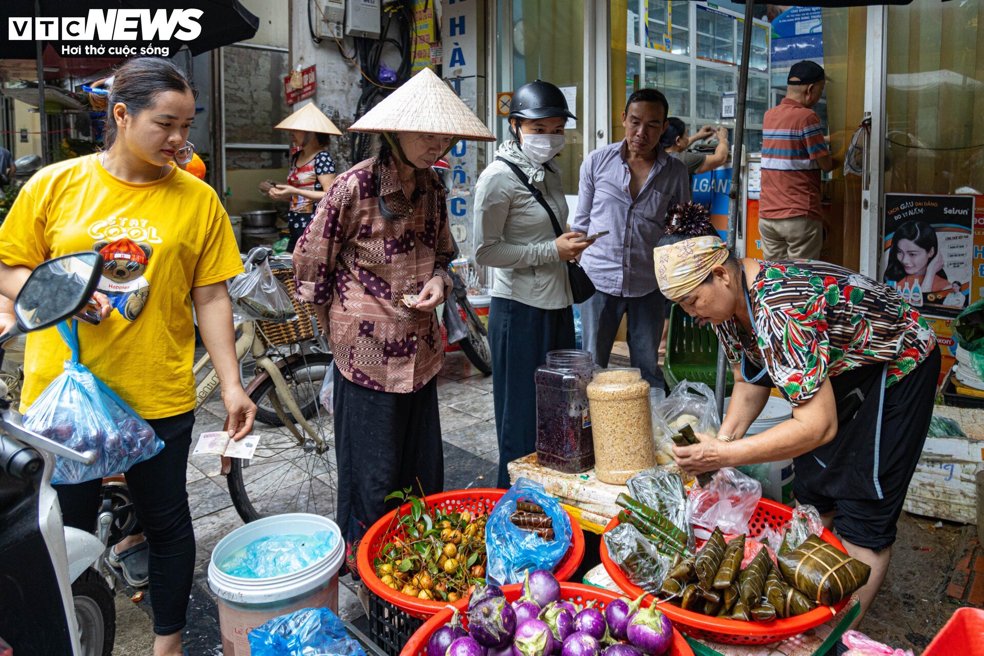 Người dân đội mưa đi sắm lễ trong ngày Tết Đoan Ngọ ở Hà Nội - Ảnh 17.