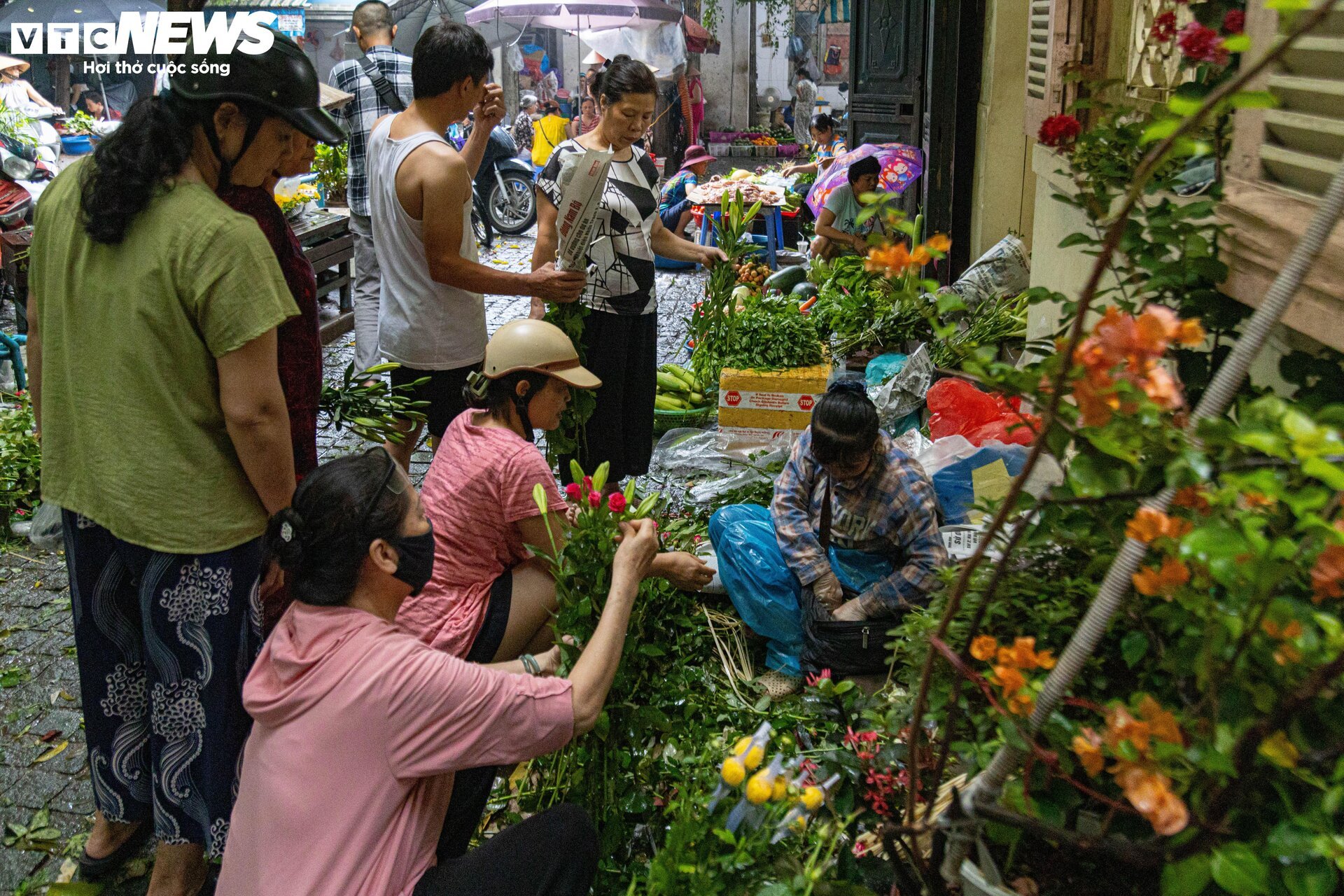 Người dân đội mưa đi sắm lễ trong ngày Tết Đoan Ngọ ở Hà Nội - Ảnh 14.