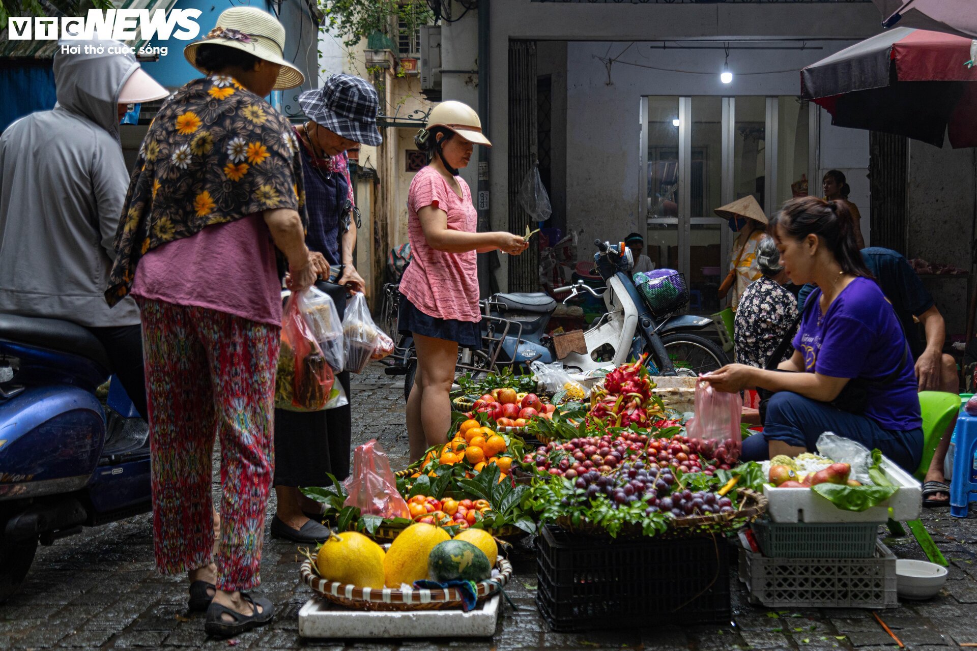 Người dân đội mưa đi sắm lễ trong ngày Tết Đoan Ngọ ở Hà Nội - Ảnh 12.