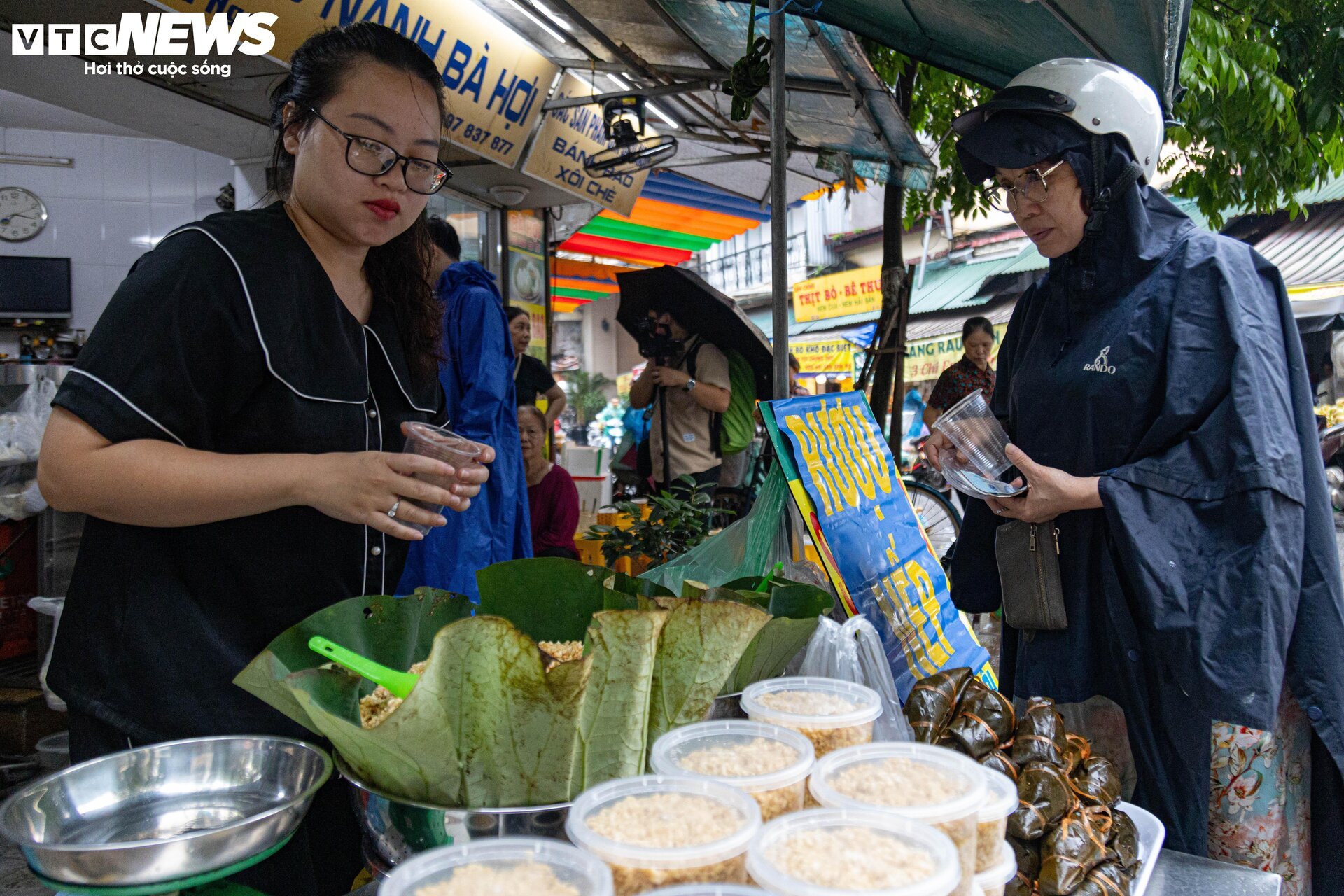 Người dân đội mưa đi sắm lễ trong ngày Tết Đoan Ngọ ở Hà Nội - Ảnh 6.