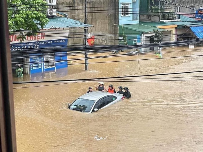 Tìm thấy thi thể bố và con 3 tuổi bị lũ cuốn trôi ở Hà Giang - Ảnh 1.