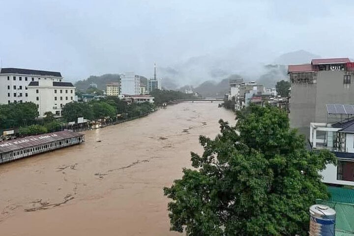 Hà Giang chìm trong biển nước, dân trèo lên mái nhà chờ giải cứu - Ảnh 2.