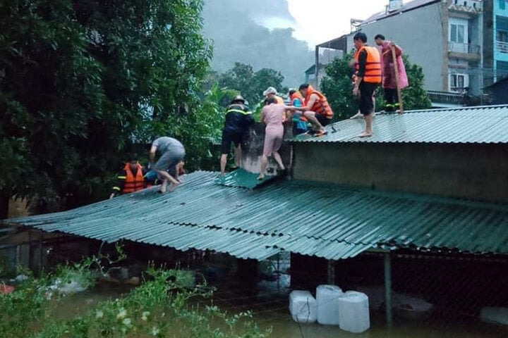 Hà Giang chìm trong biển nước, dân trèo lên mái nhà chờ giải cứu - Ảnh 5.