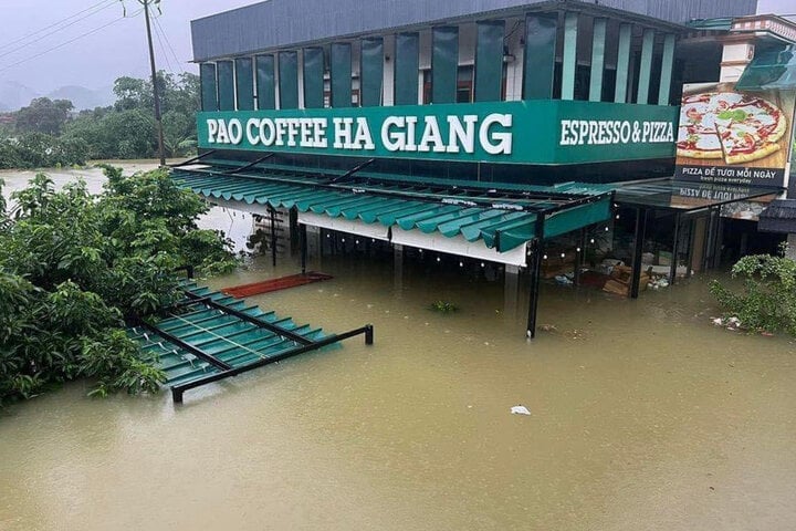 Hà Giang chìm trong biển nước, dân trèo lên mái nhà chờ giải cứu - Ảnh 4.