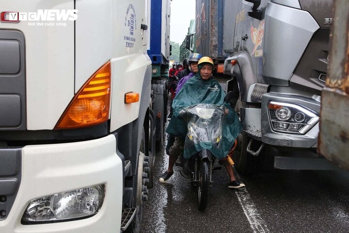 Hai xe tải tông nhau trên cầu Thanh Trì, đường Vành đai 3 ùn tắc kéo dài - Ảnh 5.