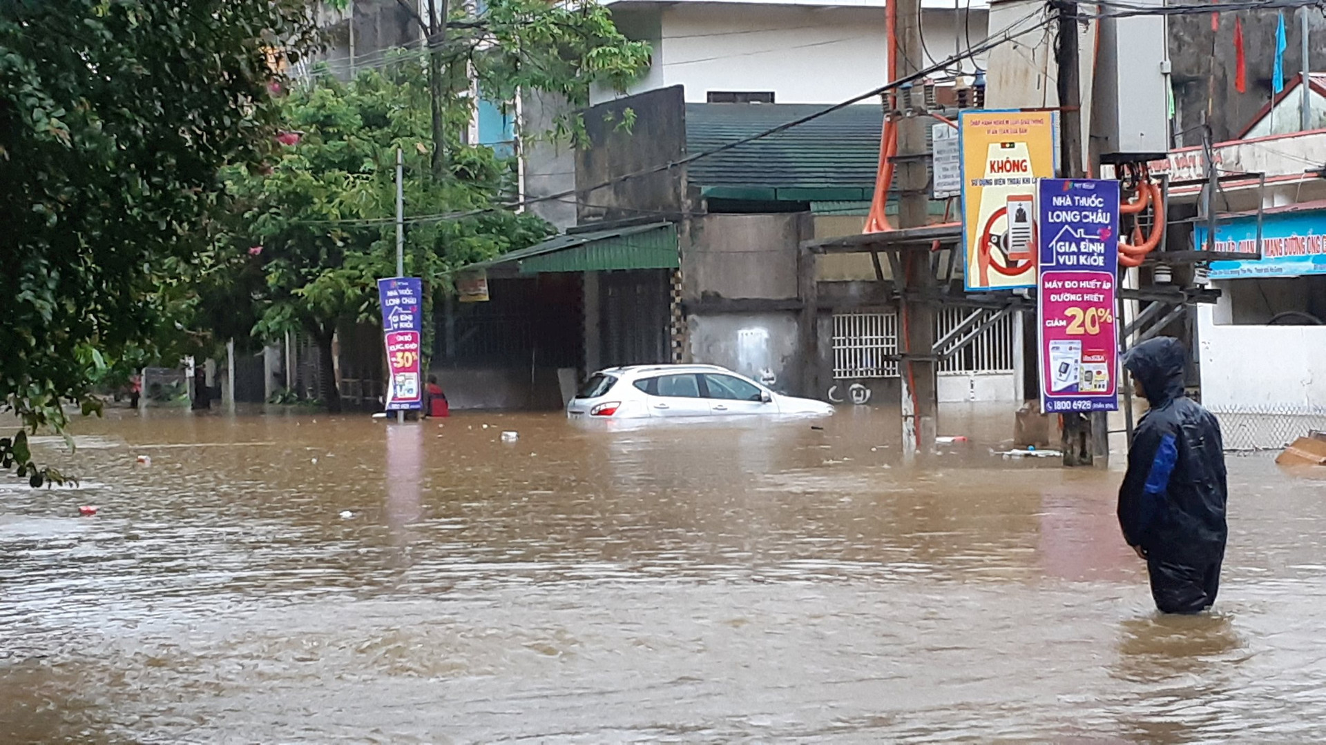 Mưa lũ bất ngờ, Hà Giang chìm trong biển nước, nhiều   khách du lịch phải bỏ lại xe máy- Ảnh 7.