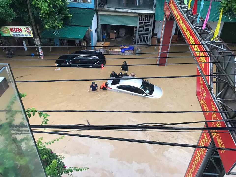 Những hình ảnh xót xa ở Hà Giang lúc này: Lũ trên sông Lô cao nhất trong gần 40 năm, toàn thành phố chìm trong biển nước - Ảnh 4.