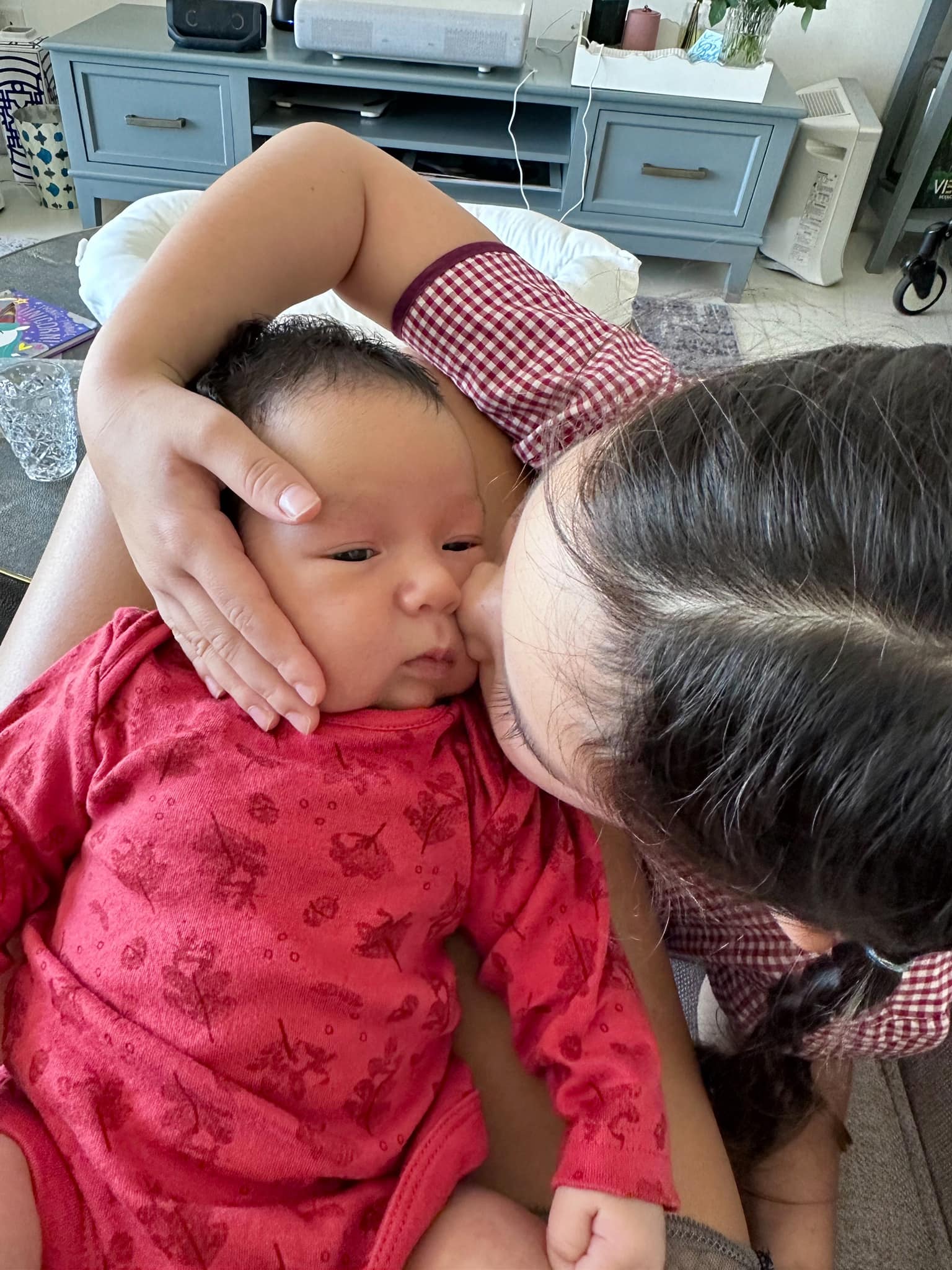 Khoảnh khắc siêu cưng của hai nhóc tỳ nhà siêu mẫu Hà Anh, con trai mới hơn 1 tháng tuổi đã được mẹ khen: &quot;Khôn lắm&quot; - Ảnh 4.