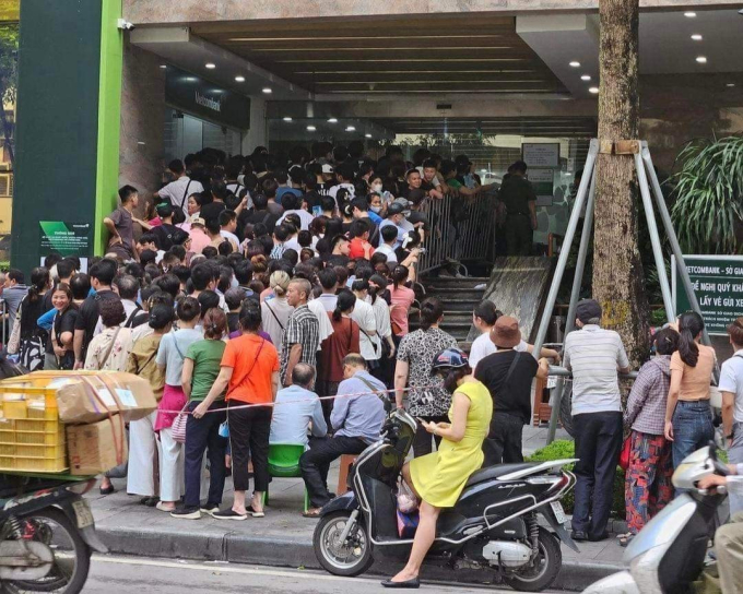Người dân các tỉnh có mặt từ 4h sáng ở Hà Nội để mua vàng: Tắc nghẽn ngay từ ngoài cửa ngân hàng - Ảnh 2.