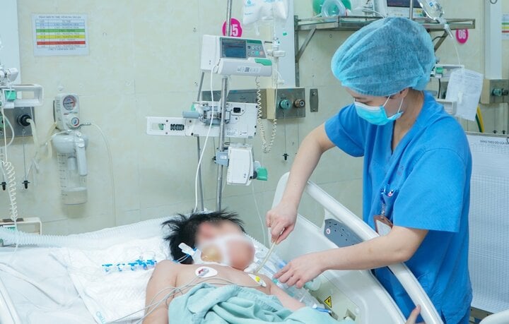 Truyền gần 4 lít máu cứu bé trai bị xe ba gác chở xi măng chèn qua người - Ảnh 1.