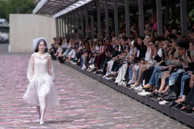 Đôi bạn thân gây bão tại show Jacquemus với cái chạm tay 3 giây, diễn xong là bật mood slay điên đảo - Ảnh 10.