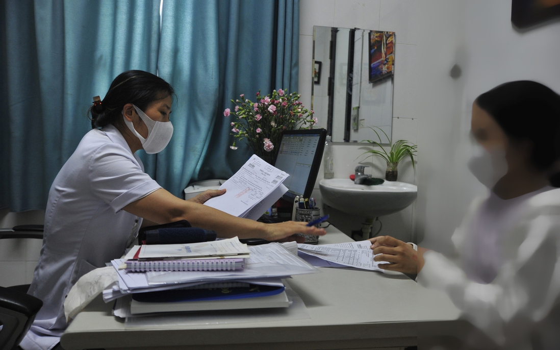 Vụ nữ sinh 14 tuổi bị bạn ép hút thuốc lá, làm nhục: Vấn đề sức khỏe tâm thần sẽ kéo dài, khó hồi phục - Ảnh 1. Vụ nữ sinh 14 tuổi bị bạn ép hút thuốc lá, làm nhục: Vấn đề sức khỏe tâm thần sẽ kéo dài, khó hồi phục - Ảnh 1.