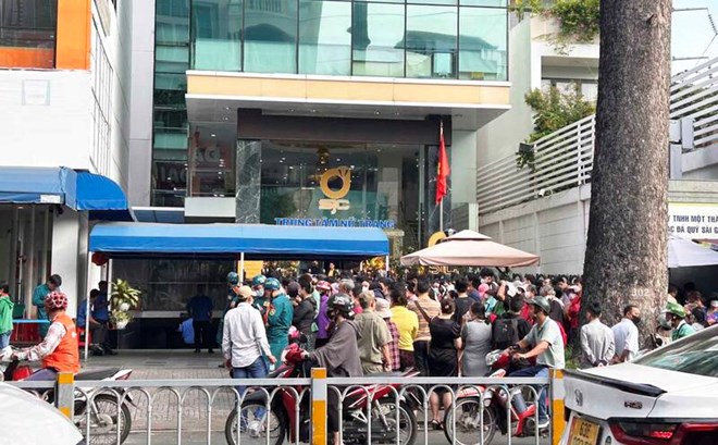 Người dân các tỉnh có mặt từ 4h sáng ở Hà Nội để mua vàng: Tắc nghẽn ngay từ ngoài cửa ngân hàng - Ảnh 7.
