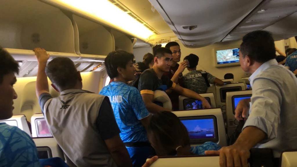Máy bay chở tuyển thể thao Thái Lan bốc khói, hỏng điều hòa và nhốt hành khách hơn 3 giờ, nhiều người bị sốc nhiệt- Ảnh 3.