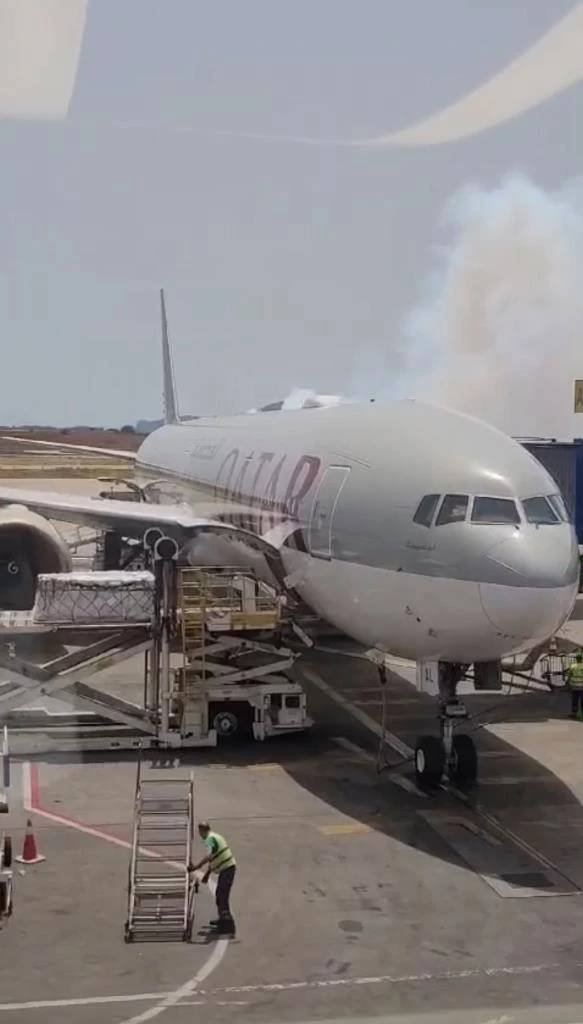 Máy bay chở tuyển thể thao Thái Lan bốc khói, hỏng điều hòa và nhốt hành khách hơn 3 giờ, nhiều người bị sốc nhiệt- Ảnh 2.
