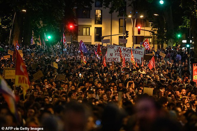 Bạo loạn ở Pháp: Hàng chục nghìn người đập phá, xô xát cảnh sát - Ông Macron nói về khả năng từ chức - Ảnh 2.