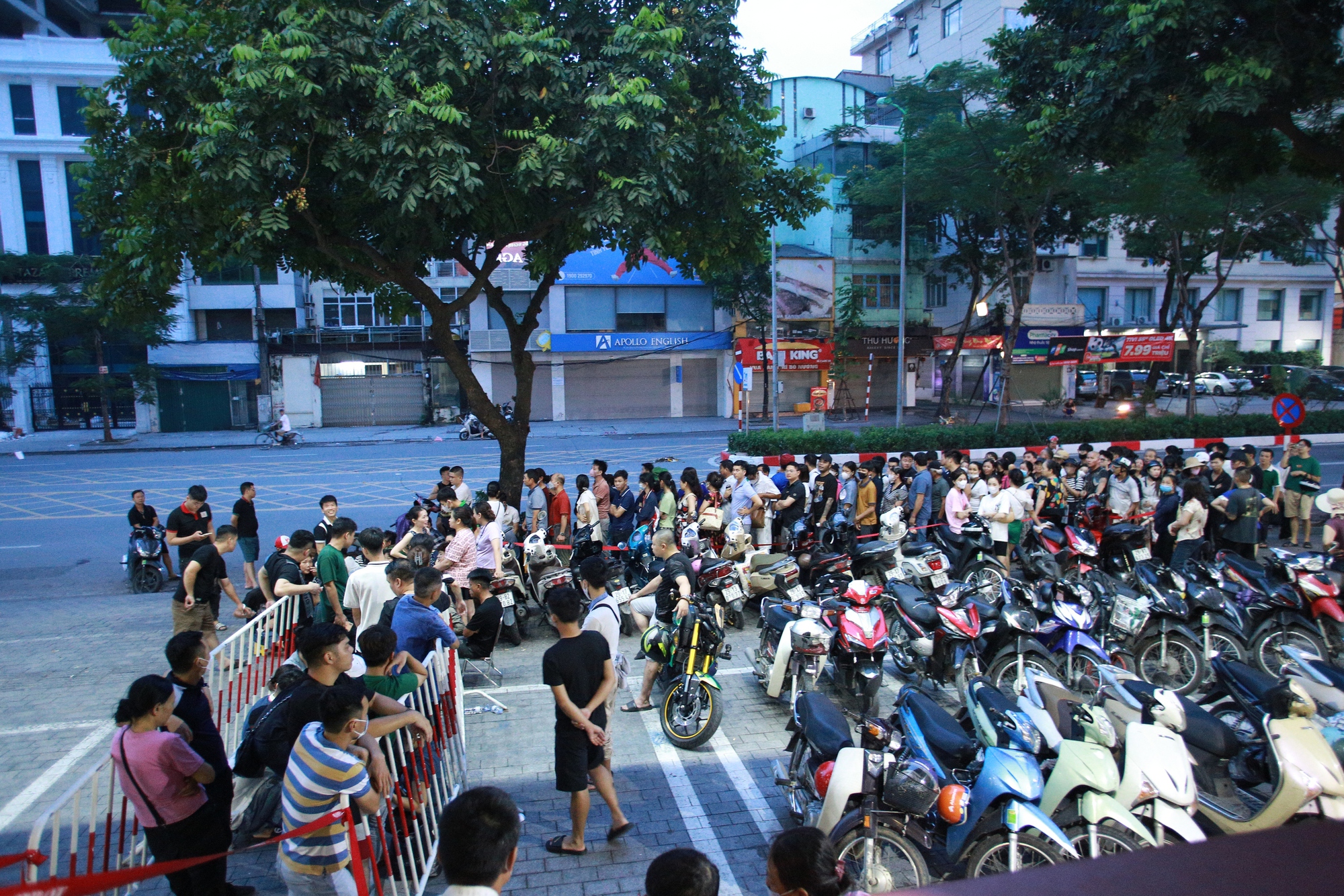 Hà Nội: Người dân từ các tỉnh hụt hẫng quay về quê khi xếp hàng cả đêm nhưng không mua được vàng - Ảnh 1.