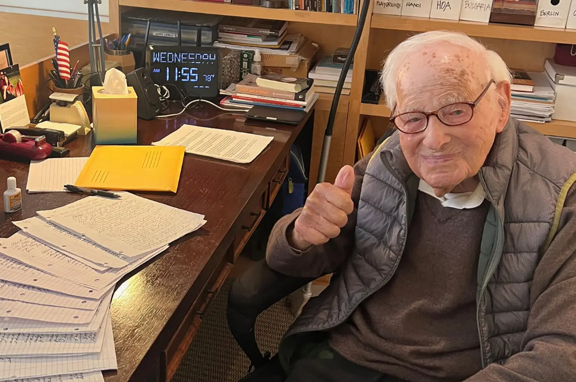 Ông lão 110 tuổi có trí nhớ như người trẻ, tặng lại siêu não cho y học sau khi qua đời: Bí quyết nhờ nắm tay vợ đi bộ mỗi ngày 5km- Ảnh 1.