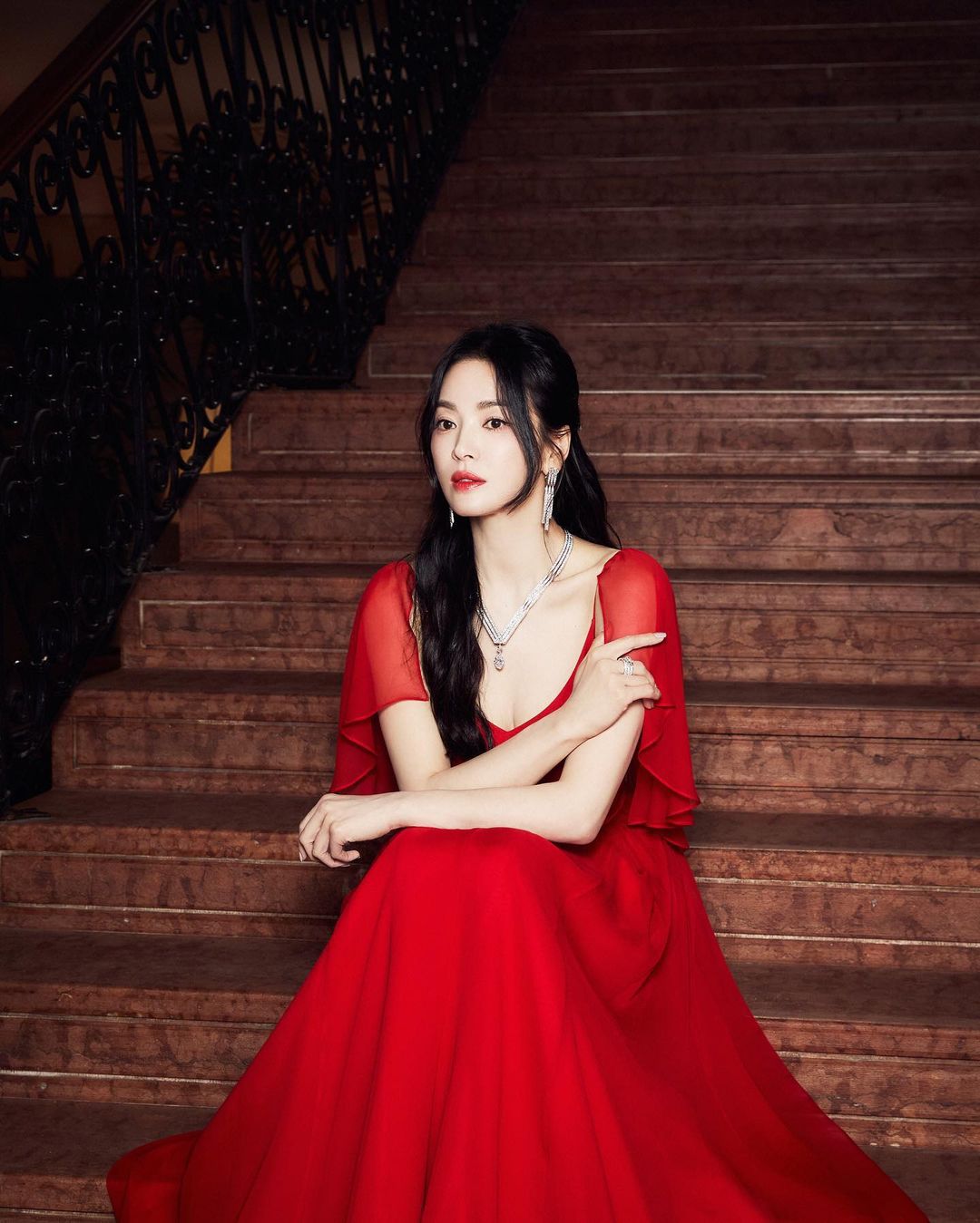 Hiếm lắm mới thấy Song Hye Kyo diện váy đỏ đi sự kiện, vừa xuất hiện đã chấn động cả mạng xã hội- Ảnh 1.