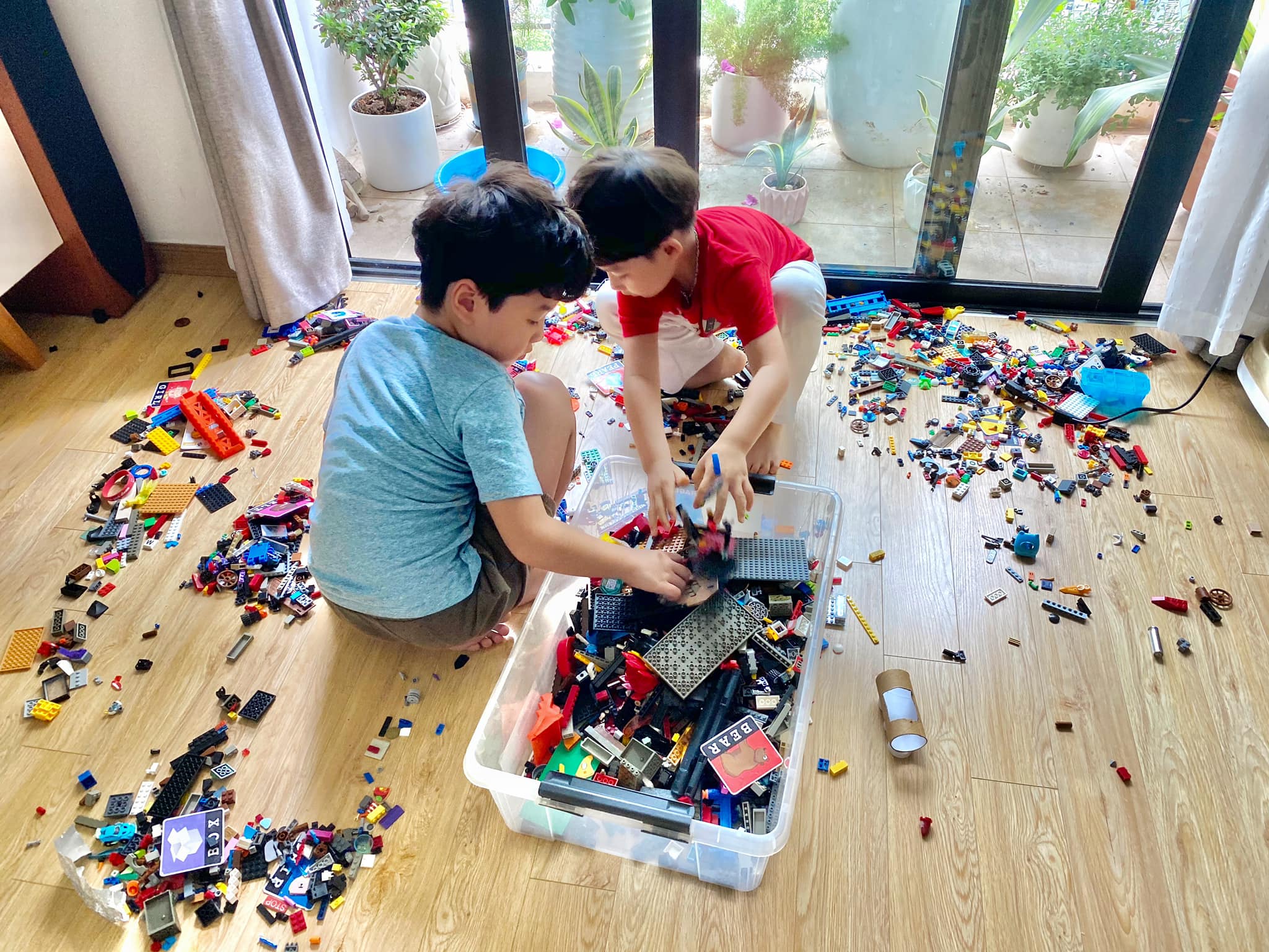 Nhìn chiếc phòng bừa bộn của 2 em bé mê lego đến &quot;tiền đình&quot;, MC nổi tiếng VTV đã làm điều này với con - Ảnh 3.