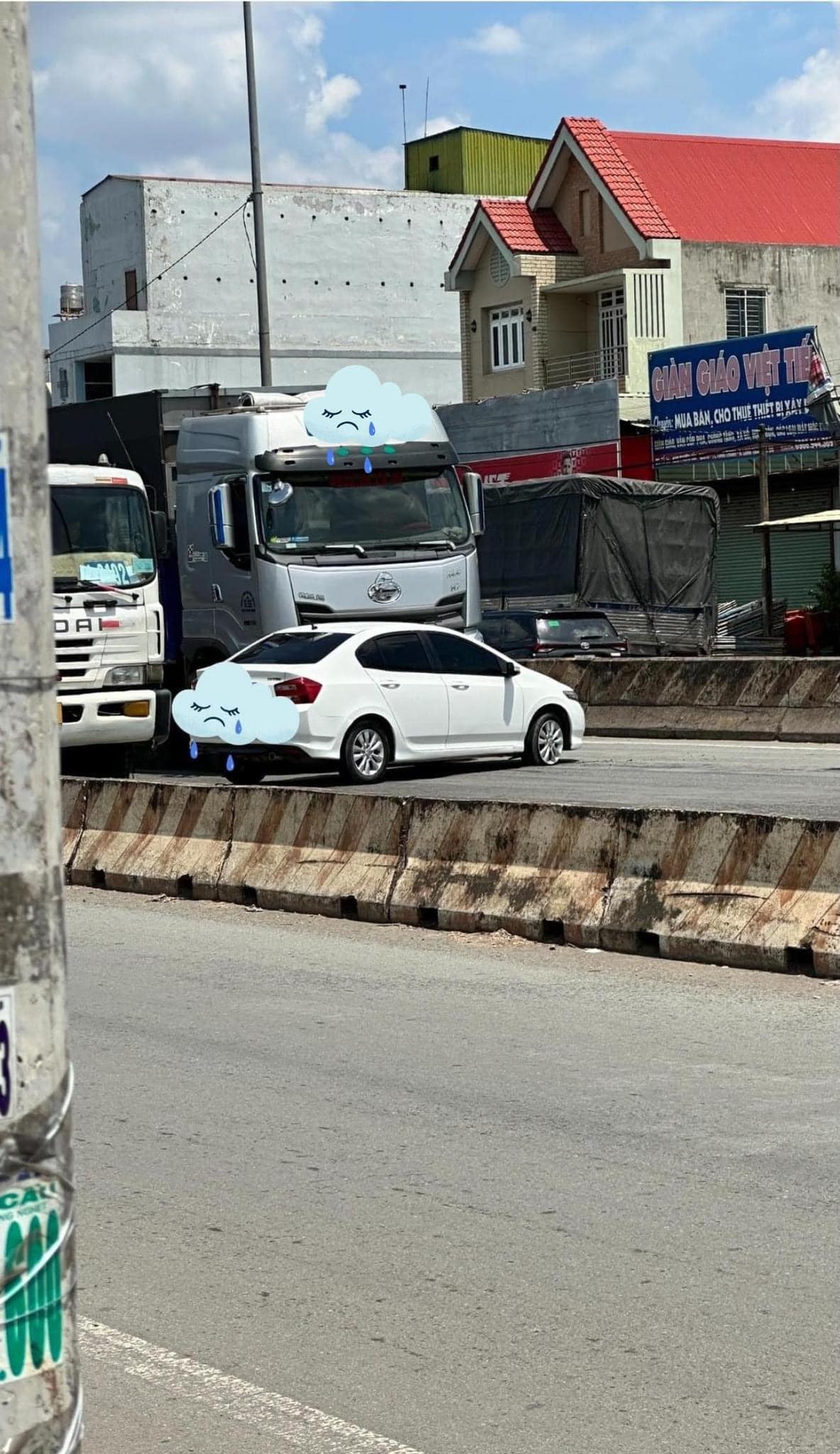 Em vợ Lê Dương Bảo Lâm gặp tai nạn, xe bị kéo lê và chắn ngang đường - Ảnh 2.