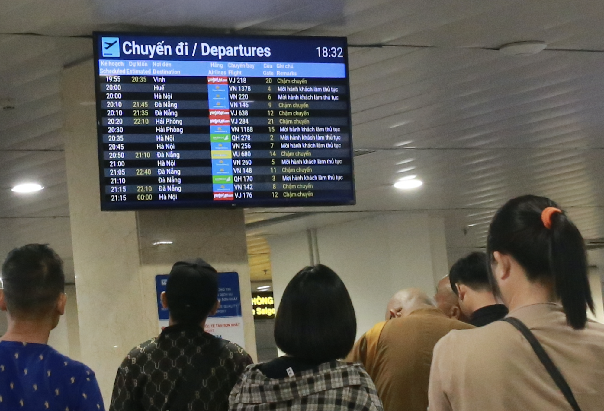 Hàng loạt chuyến bay bị delay trong ngày TP.HCM xuất hiện mưa đá: Ra sân bay từ 2h trưa đến 8h tối vẫn chưa bay được - Ảnh 1.