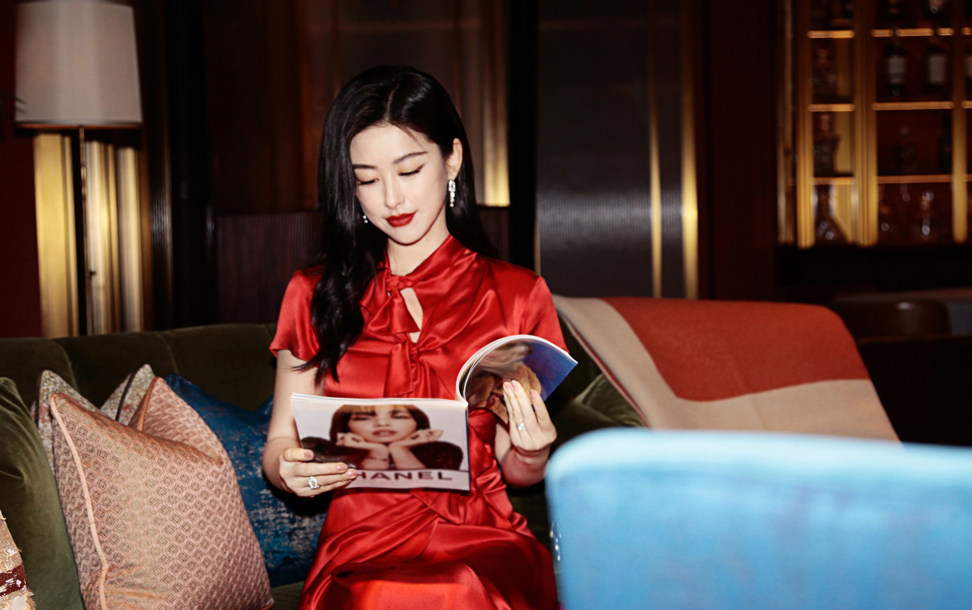 Mỹ nh&acirc;n 8 lần lọt top đẹp nhất thế giới: Si&ecirc;u gi&agrave;u từ phim tới đời, Lưu Diệc Phi cũng phải k&eacute;m cạnh - Ảnh 10.