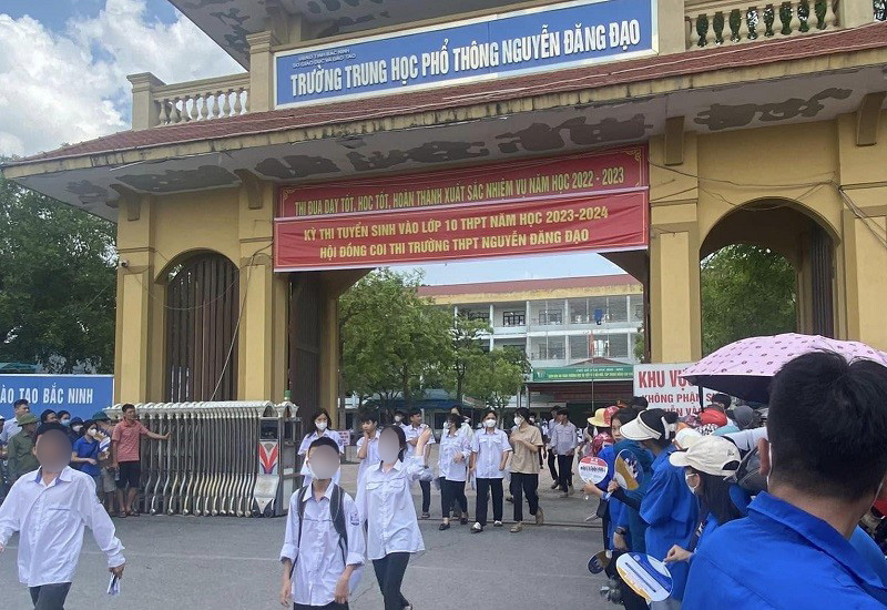 Trường dính ồn ào giám thị chụp bài thi trong WC lại bị “tố” thu tiền chống trượt: Hiệu trưởng nói gì?- Ảnh 2.