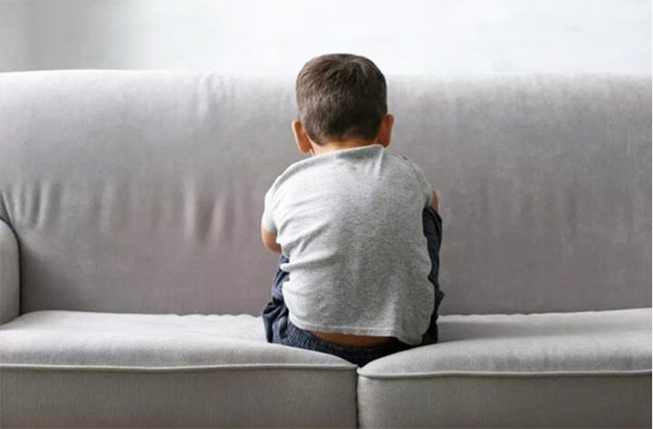 Chăm con mắc tự kỷ, bố mẹ rơi v&agrave;o trầm cảm - Ảnh 1.