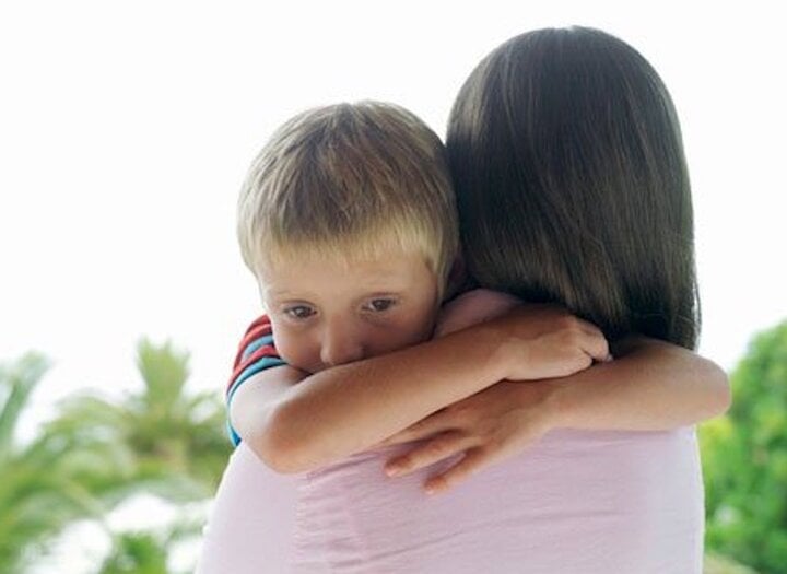 Chăm con mắc tự kỷ, bố mẹ rơi v&agrave;o trầm cảm - Ảnh 2.