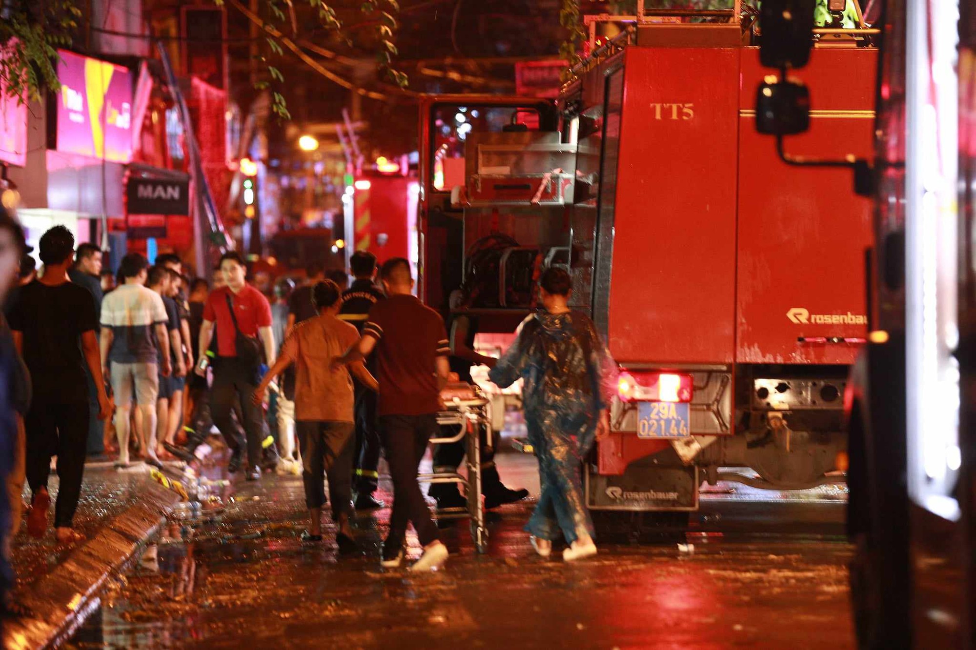 Vụ cháy nhà trên phố Định Công Hạ khiến 4 người tử vong: Người thân đau đớn ngã khuỵu, ôm mặt bật khóc nức nở tại hiện trường - Ảnh 4.