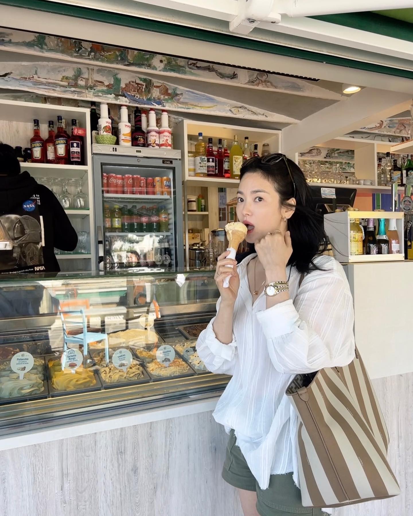 Song Hye Kyo luôn đẹp đỉnh cao khi diện áo sơ mi trắng, gợi ý 10 cách phối đồ cho mọi độ tuổi - Ảnh 2.