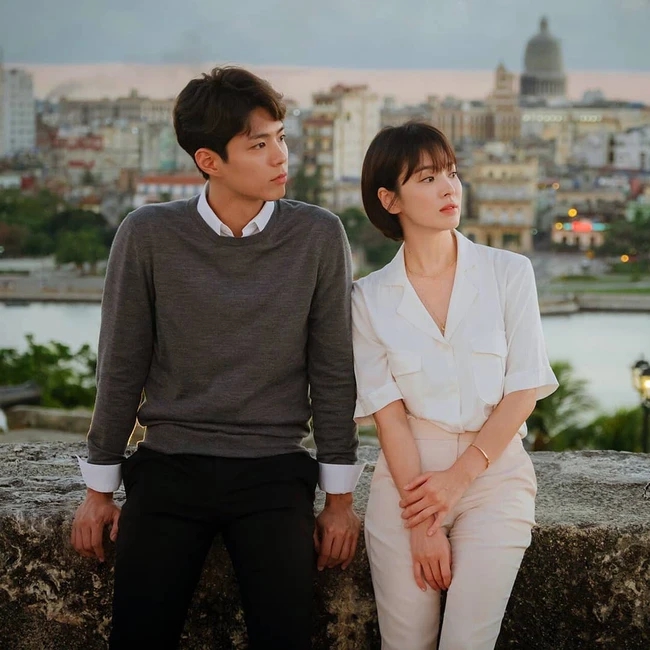 Song Hye Kyo luôn đẹp đỉnh cao khi diện áo sơ mi trắng, gợi ý 10 cách phối đồ cho mọi độ tuổi - Ảnh 7.