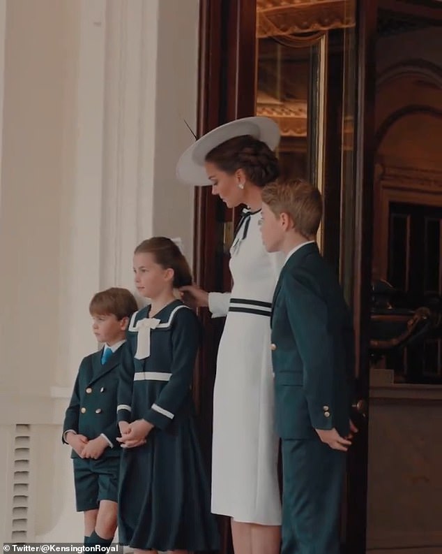 Cử chỉ ngọt ngào của Vương phi Kate dành cho con gái Charlotte phía sau hậu trường khiến công chúng tan chảy- Ảnh 2.