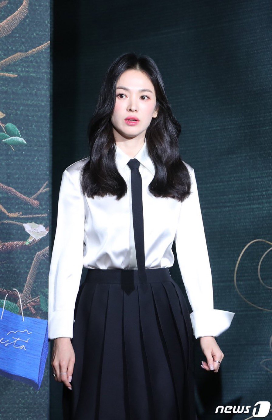 Song Hye Kyo luôn đẹp đỉnh cao khi diện áo sơ mi trắng, gợi ý 10 cách phối đồ cho mọi độ tuổi - Ảnh 8.
