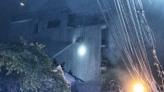 [CẬP NHẬT]: Cháy lớn tại ngôi nhà 6 tầng trên phố Định Công Hạ, đang đưa nạn nhân ra ngoài - Ảnh 1.