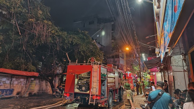 [CẬP NHẬT]: Cháy lớn tại ngôi nhà 6 tầng trên phố Định Công Hạ, đang đưa nạn nhân ra ngoài - Ảnh 3.