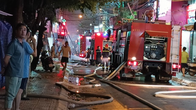 [CẬP NHẬT]: Cháy lớn tại ngôi nhà 6 tầng trên phố Định Công Hạ, đang đưa nạn nhân ra ngoài - Ảnh 4.