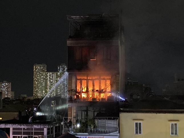 [CẬP NHẬT]: Cháy lớn tại ngôi nhà 6 tầng trên phố Định Công Hạ, đang đưa nạn nhân ra ngoài - Ảnh 2.