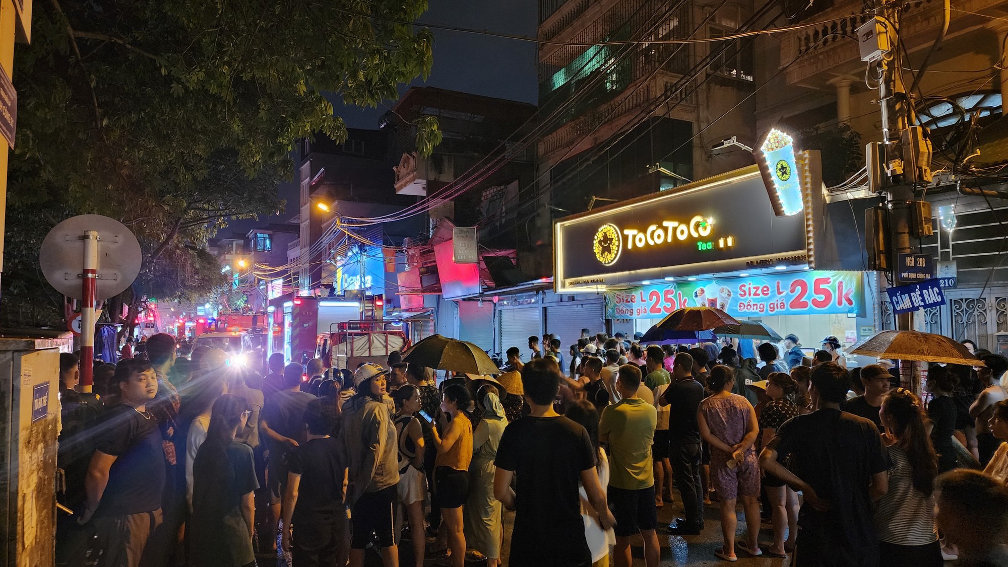Hà Nội: Những hình ảnh mới nhất về vụ cháy nhà trên phố Định Công Hạ- Ảnh 4.